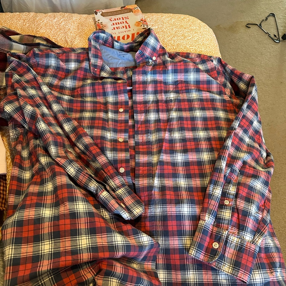 Izod xl dress shirt red black white like new